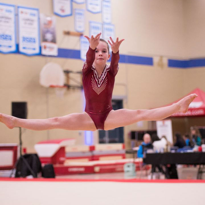 Enfant qui fait de la gymnastique